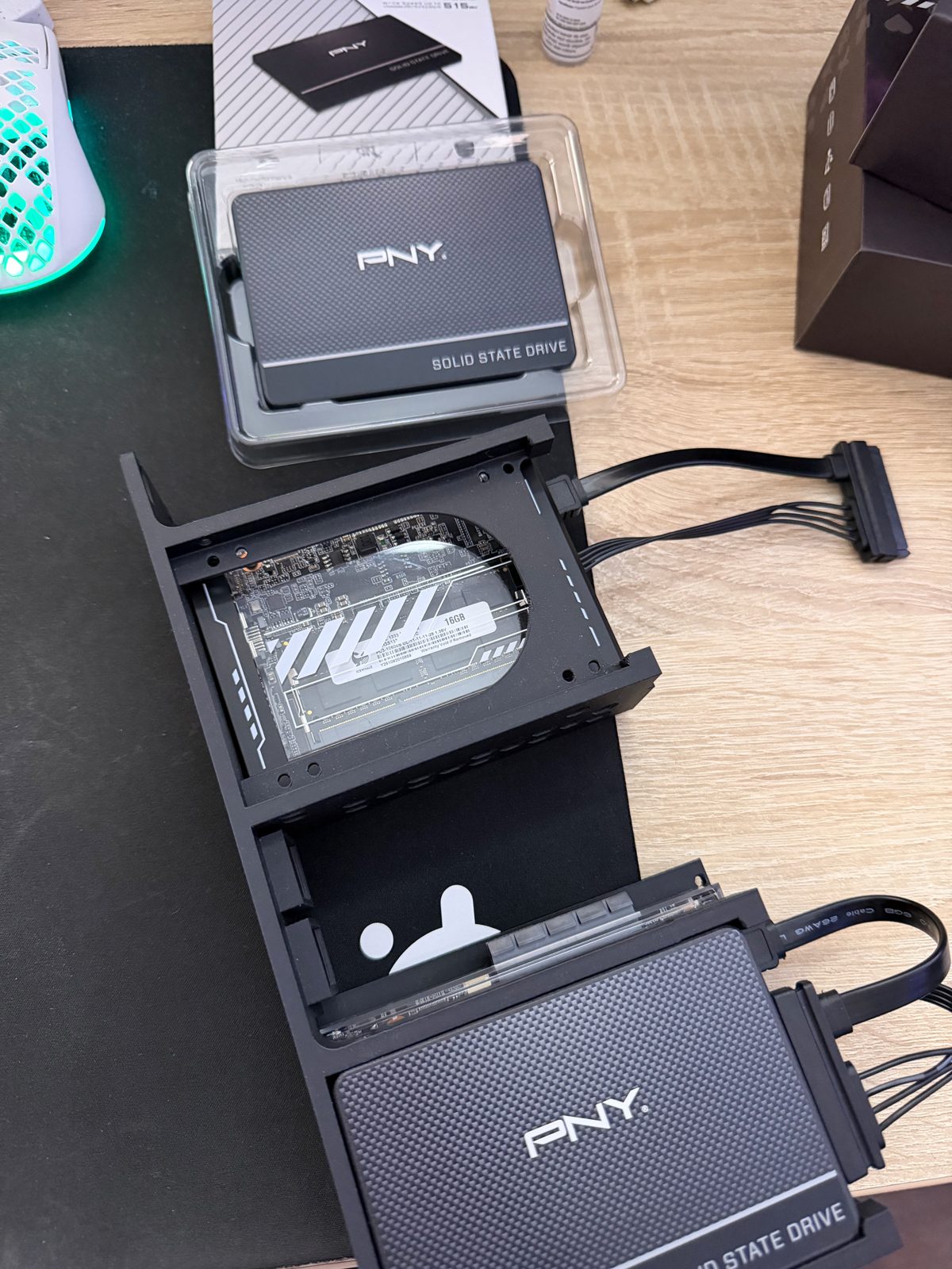 The 3D printed front: the ZimaBlade with its 16 GB RAM in the top bay, the 1 TB PNY SSD mounted below it